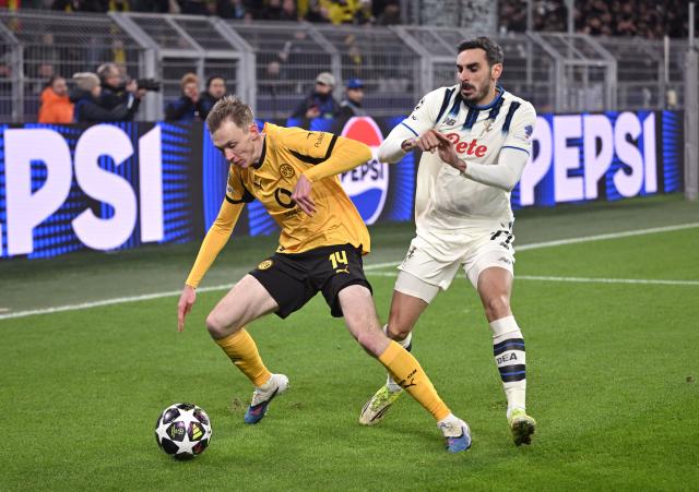 17 February 2026, North Rhine-Westphalia, Dortmund: Borussia Dortmund's Maximilian Beier (L) and Atalanta's Davide Zappacosta battle for the ball during the UEFA Champions League intermediate round first leg soccer match between Borussia Dortmund and Atalanta Bergamo at the Signal Iduna Park. Photo: Bernd Thissen/dpa