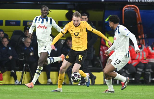 17 February 2026, North Rhine-Westphalia, Dortmund: Borussia Dortmund's Maximilian Beier (C) battles for the ball with Atalanta's Odilon Kossounou (L) and Ederson during the UEFA Champions League intermediate round first leg soccer match between Borussia Dortmund and Atalanta Bergamo at the Signal Iduna Park. Photo: Bernd Thissen/dpa