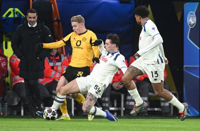 17 February 2026, North Rhine-Westphalia, Dortmund: Borussia Dortmund's Daniel Svensson (C) battles for the ball with Atalanta's Nicola Zalewski (L) and Ederson during the UEFA Champions League intermediate round first leg soccer match between Borussia Dortmund and Atalanta Bergamo at the Signal Iduna Park. Photo: Bernd Thissen/dpa