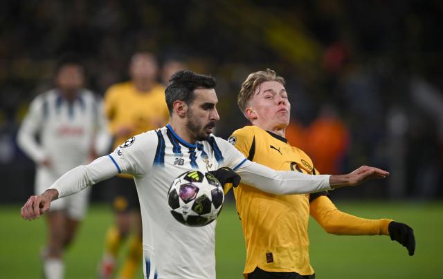 17 February 2026, North Rhine-Westphalia, Dortmund: Borussia Dortmund's Daniel Svensson (R) and Atalanta's Davide Zappacosta battle for the ball during the UEFA Champions League intermediate round first leg soccer match between Borussia Dortmund and Atalanta Bergamo at the Signal Iduna Park. Photo: Bernd Thissen/dpa