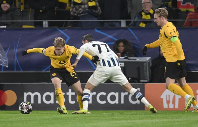 17 February 2026, North Rhine-Westphalia, Dortmund: Borussia Dortmund's Daniel Svensson (L) and Julian Brandt (R) battle for the ball with Atalanta's Davide Zappacosta during the UEFA Champions League intermediate round first leg soccer match between Borussia Dortmund and Atalanta Bergamo at the Signal Iduna Park. Photo: Bernd Thissen/dpa