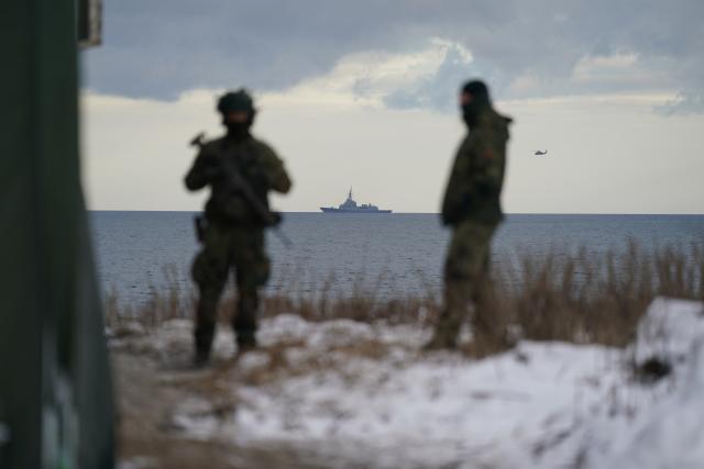 18 February 2026, Schleswig-Holstein, Putlos: Soldiers stand at the military training area on the Baltic Sea coast before the start of the NATO excercise Steadfast Dart. With the large-scale maneuver Steadfast Dart, NATO partners want to prepare for possible future threats in the Baltic Sea. The large-scale maneuver is being carried out by NATO's Allied Reaction Force (ARF), a rapid reaction force of around 40,000 soldiers that is constantly on standby. Photo: Marcus Brandt/dpa