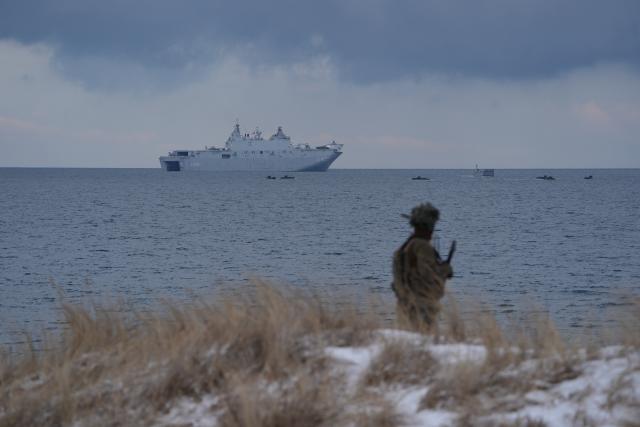 18 February 2026, Schleswig-Holstein, Putlos: A soldiers stands at the military training area on the Baltic Sea coast before the start of the NATO excercise Steadfast Dart. With the large-scale maneuver Steadfast Dart, NATO partners want to prepare for possible future threats in the Baltic Sea. The large-scale maneuver is being carried out by NATO's Allied Reaction Force (ARF), a rapid reaction force of around 40,000 soldiers that is constantly on standby. Photo: Marcus Brandt/dpa