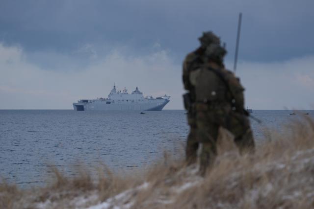 18 February 2026, Schleswig-Holstein, Putlos: Soldiers stand at the military training area on the Baltic Sea coast before the start of the NATO excercise Steadfast Dart. With the large-scale maneuver Steadfast Dart, NATO partners want to prepare for possible future threats in the Baltic Sea. The large-scale maneuver is being carried out by NATO's Allied Reaction Force (ARF), a rapid reaction force of around 40,000 soldiers that is constantly on standby. Photo: Marcus Brandt/dpa