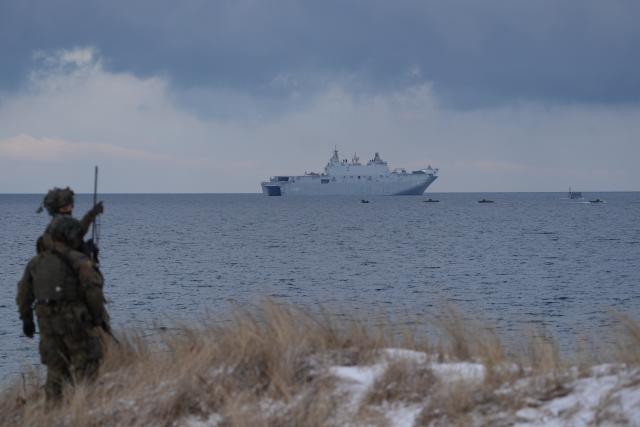 18 February 2026, Schleswig-Holstein, Putlos: Soldiers stand at the military training area on the Baltic Sea coast before the start of the NATO excercise Steadfast Dart. With the large-scale maneuver Steadfast Dart, NATO partners want to prepare for possible future threats in the Baltic Sea. The large-scale maneuver is being carried out by NATO's Allied Reaction Force (ARF), a rapid reaction force of around 40,000 soldiers that is constantly on standby. Photo: Marcus Brandt/dpa