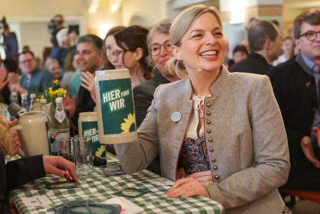 18 February 2026, Bavaria, Landshut: Katharina Schulze, chairwoman of the state parliamentary group, smiles with a beer mug during the Greens' political Ash Wednesday. Political Ash Wednesday dates back to a cattle market in Vilshofen in Lower Bavaria in the 19th century, later followed by rallies organized by the Farmers' Union. Photo: Daniel Löb/dpa
