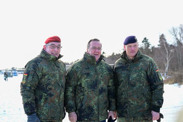 18 February 2026, Schleswig-Holstein, Putlos: Boris Pistorius (C), German Minister of Defense, the General of the Allied Forces Command Brunssum, Ingo Gerhartz, and the Inspector General of the Bundeswehr, Carsten Breuer (l), visit the site of the NATO exercise Steadfast Dart 26. Photo: Fabian Bimmer/Reuters/Pool/dpa