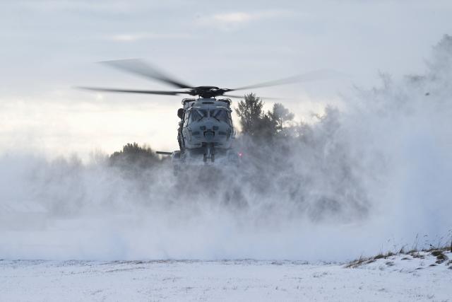 18 February 2026, Schleswig-Holstein, Putlos: A helicopter carrying German Defense Minister Pistorius (SPD) arrives at the site of the NATO exercise Steadfast Dart 26. Photo: Fabian Bimmer/Reuters/Pool/dpa