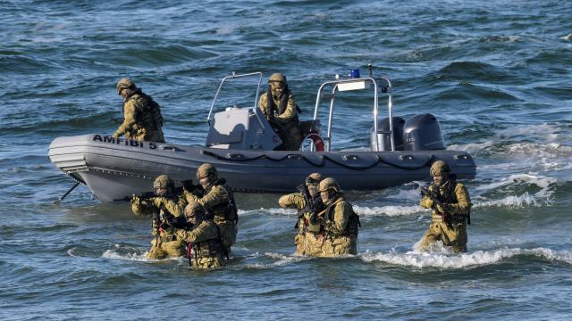 18 February 2026, Schleswig-Holstein, Putlos: Soldiers take part in the NATO exercise Steadfast Dart 26. Photo: Fabian Bimmer/Reuters/Pool/dpa