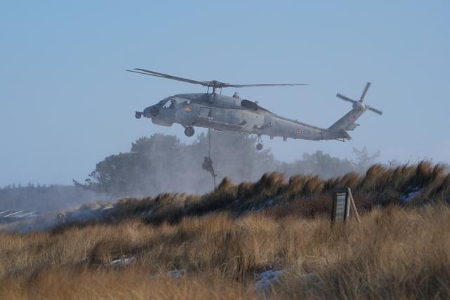 18 February 2026, Schleswig-Holstein, Putlos: Soldiers are roped down from helicopters during the Steadfast Dart NATO maneuver at the military training area on the Baltic Sea coast. Photo: Marcus Brandt/dpa