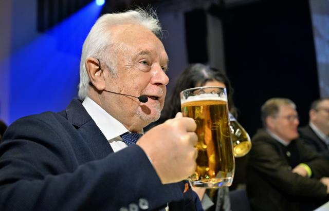 18 February 2026, Bavaria, Dingolfing: Wolfgang Kubicki, deputy federal chairman of the Fre
e Democratic Party (FDP), drinks a glass of beer at the FDP Bavaria's Political Ash Wednesday event. Photo: Uwe Lein/dpa
