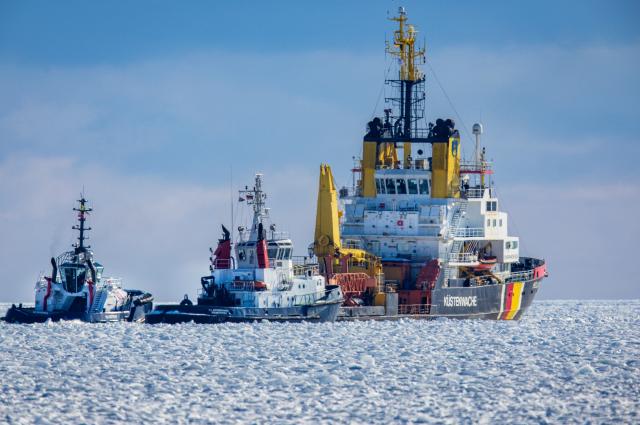 18 February 2026, Mecklenburg-Western Pomerania, Mukran: The special ship "Mellum"  breaks up the harbor approach off the island of Ruegen. The icebreaker will also assist LNG tankers entering the port of Mukran and docking at the floating gas terminal "Neptune". Photo: Jens Büttner/dpa