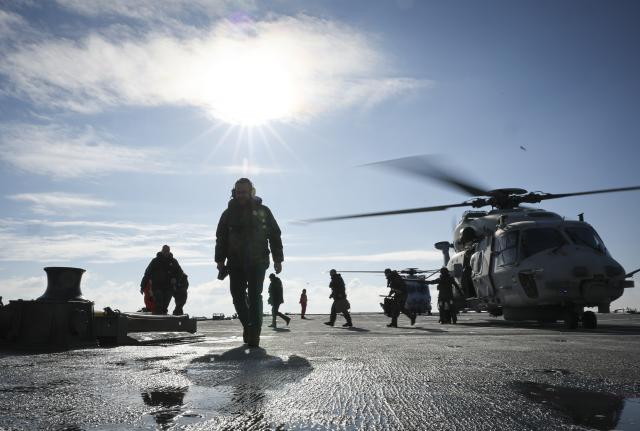 18 February 2026, Schleswig-Holstein, Putlos: Boris Pistorius (C), German Minister of Defense, walks across the landing platform on board the Spanish landing ship "L52 Castilla" during a media event for the NATO manoeuvre "Steadfast Dart 26" in the Baltic Sea off the Putlos military training area. Photo: Christian Charisius/dpa-Pool/dpa