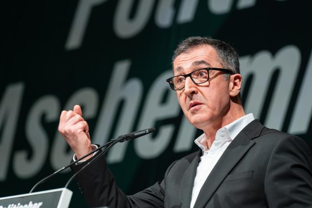 18 February 2026, Baden-Württemberg, Biberach: Cem Oezdemir, top candidate of the Greens for the state election in Baden-Wuerttemberg, speaks at the Political Ash Wednesday event of Alliance 90/The Greens in Biberach town hall. Photo: Silas Stein/dpa