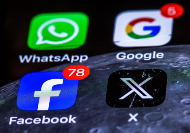 FILED - 10 April 2025, Mecklenburg-Western Pomerania, Schwerin: The apps WhatsApp, Google, Facebook and X can be seen on the display of a smartphone. Photo: Jens Büttner/dpa