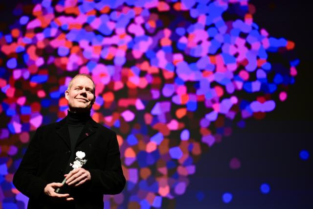 17 February 2026, Berlin: British composer Max Richter holds the trophy at the Berlinale Camera award ceremony during the 76th Berlin International Film Festival. Photo: Sebastian Christoph Gollnow/dpa