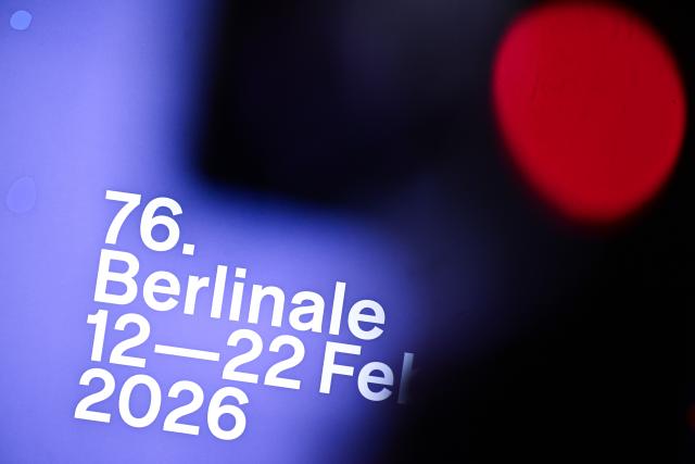17 February 2026, Berlin: A red light shines in front of the Berlinale logo during the press conference for the film "Queen at Sea" during the 76th Berlin International Film Festival. Photo: Sebastian Christoph Gollnow/dpa