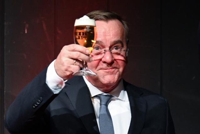 18 February 2026, North Rhine-Westphalia, Schwerte: German Minister of Defense Boris Pistorius holds a glass of beer at the Social Democratic Party of Germany (SPD) Ash Wednesday political event in North Rhine-Westphalia. Photo: Federico Gambarini/dpa