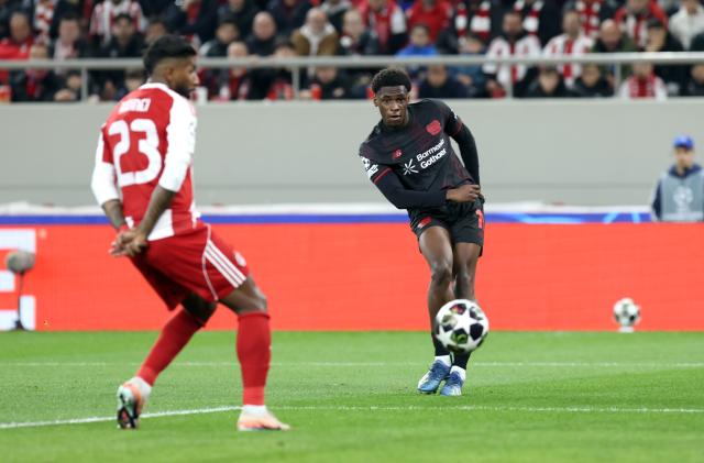 18 February 2026, Piräus: Olympiacos' Rodinei (L) and Leverkusen's Ernest Poku battle for the ball during the UEFA Champions League soccer match between Olympiacos F.C. and Bayer 04 Leverkusen at Georgios Karaiskakis Stadium. Photo: Yorgos Karahalis/dpa