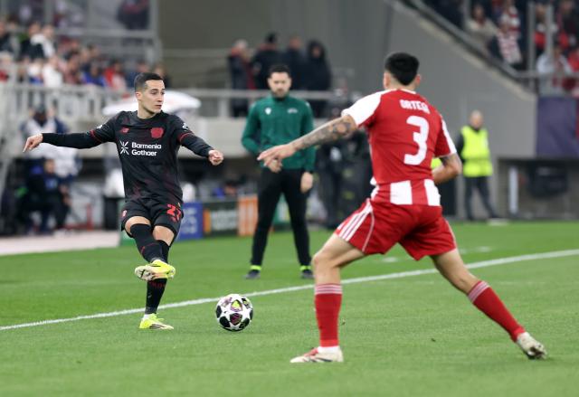 18 February 2026, Piräus: Olympiacos' Francisco Ortega (R) and Leverkusen's Lucas Vazquez battle for the ball during the UEFA Champions League soccer match between Olympiacos F.C. and Bayer 04 Leverkusen at Georgios Karaiskakis Stadium. Photo: Yorgos Karahalis/dpa