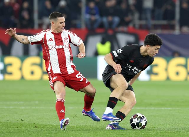 18 February 2026, Piräus: Olympiacos' Daniel Podence (L) and Leverkusen's Ibrahim Maza battle for the ball during the UEFA Champions League soccer match between Olympiacos F.C. and Bayer 04 Leverkusen at Georgios Karaiskakis Stadium. Photo: Yorgos Karahalis/dpa