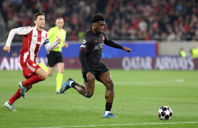 18 February 2026, Piräus: Leverkusen's Ernest Poku (R) in action during the UEFA Champions League soccer match between Olympiacos F.C. and Bayer 04 Leverkusen at Georgios Karaiskakis Stadium. Photo: Yorgos Karahalis/dpa