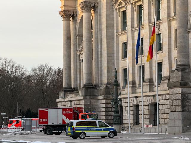 19 February 2026, Berlin: Firefighters and police stand in front of the Reichstag building. An operation involving around 80 firefighters is underway in the Reichstag building in Berlin. A gas detector had sounded the alarm after a small amount of a hazardous substance had most likely escaped, a fire department spokesperson told the German Press Agency. Photo: Fabian Nitschmann/dpa