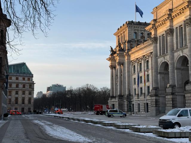 19 February 2026, Berlin: Firefighters and police stand in front of the Reichstag building. An operation involving around 80 firefighters is underway in the Reichstag building in Berlin. A gas detector had sounded the alarm after a small amount of a hazardous substance had most likely escaped, a fire department spokesperson told the German Press Agency. Photo: Fabian Nitschmann/dpa