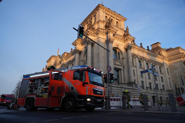 19 February 2026, Berlin: Fire department vehicles park in front of the Reichstag building. An operation involving around 80 firefighters is underway in the Reichstag building in Berlin. A gas detector had sounded the alarm after a small amount of a hazardous substance had most likely escaped, a fire department spokesperson told the German Press Agency. Photo: Manuel Genolet/dpa