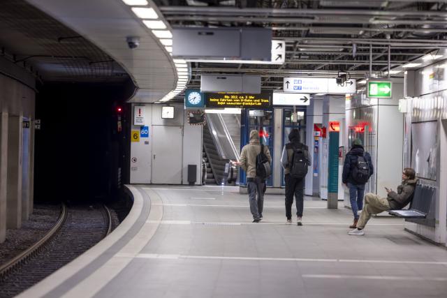 19 February 2026, Hesse, Frankfurt/Main: View of an almost deserted platform. Today, there will be considerable restrictions and cancellations in local public transport as part of the all-day warning strikes. Photo: Helmut Fricke/dpa