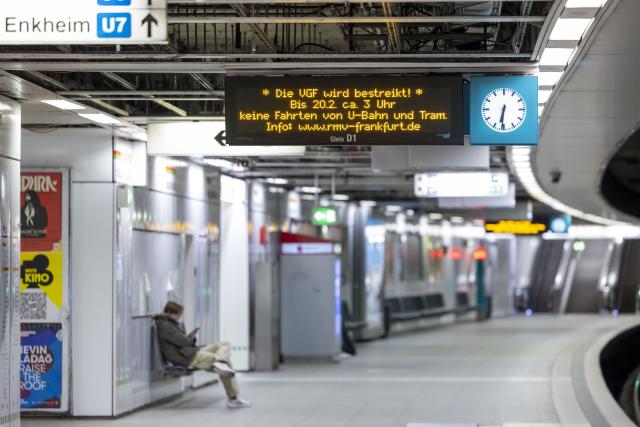 19 February 2026, Hesse, Frankfurt/Main: View of an almost deserted platform. Today, there will be considerable restrictions and cancellations in local public transport as part of the all-day warning strikes. Photo: Helmut Fricke/dpa