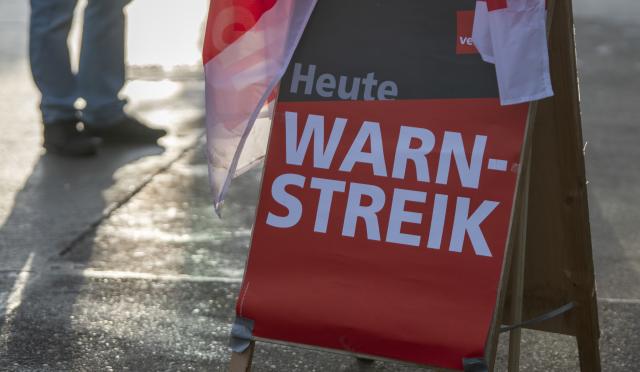 19 February 2026, Bavaria, Augsburg: A sign from the Verdi trade union indicates a warning strike. Today, there will be considerable restrictions and disruptions to local public transport services as part of the all-day warning strike. Photo: Stefan Puchner/dpa