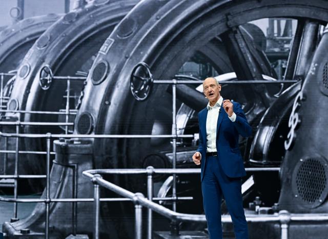 12 February 2026, Bavaria, Munich: Roland Busch, CEO of Siemens AG, stands on the stage in the Olympiahalle during the Annual Shareholders' Meeting of Siemens AG. Photo: Sven Hoppe/dpa