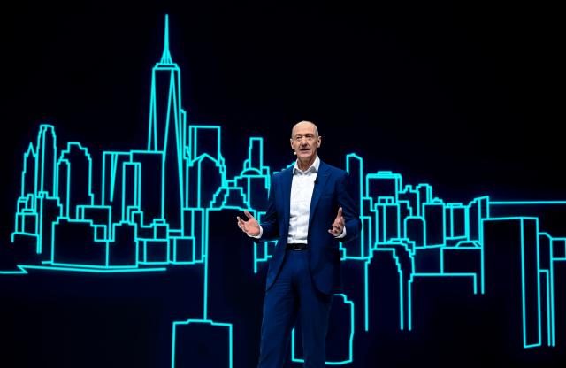 12 February 2026, Bavaria, Munich: Roland Busch, CEO of Siemens AG, stands on the stage in the Olympiahalle during the Annual Shareholders' Meeting of Siemens AG. Photo: Sven Hoppe/dpa