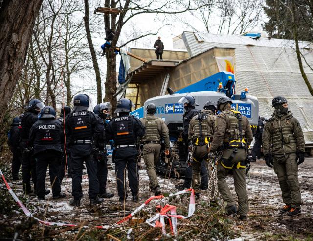 19 February 2026, Hesse, Darmstadt: Police forces clear an activist camp at the Mathildenhoehe in Darmstadt. An information center for the world heritage site is to be built here. Photo: Christopher Millau/dpa