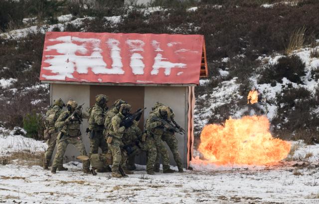19 February 2026, Lower Saxony, Bergen: Spanish soldiers practise during a NATO exercise in Bergen. NATO's largest multinational exercise of the year began on January 15. According to the Bundeswehr, Germany is both the "hub" and host nation in the first quarter. Photo: Philipp Schulze/dpa