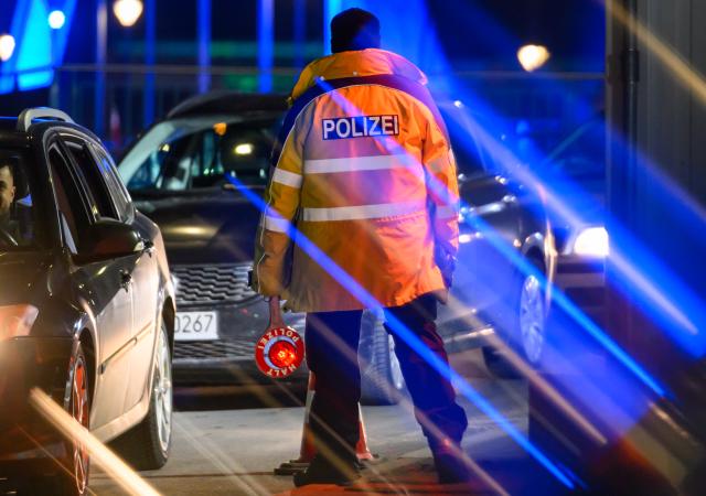 19 February 2026, Brandenburg, Frankfurt_Main: A German police officer stands at the German-Polish border crossing as criticism grows over the extension of border controls in Brandenburg. The controls, in place since October 2023, aim to curb irregular migration and are now set to continue until September. Photo: Patrick Pleul/dpa