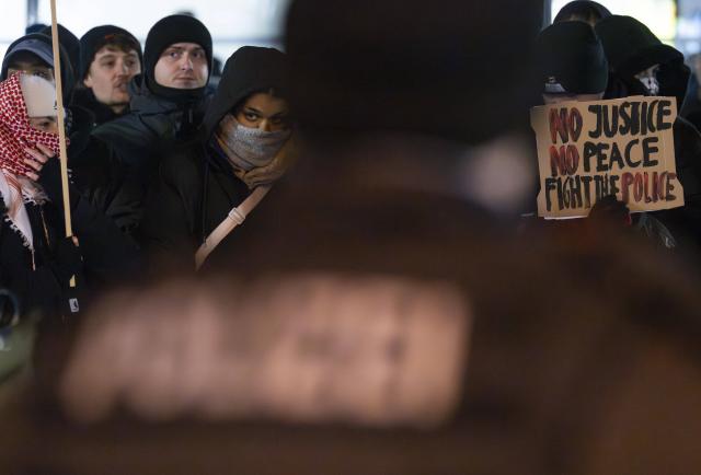 19 February 2026, Hesse, Frankfurt/Main: Demonstrators march through downtown Frankfurt under the slogan "Anti-Racism Day" on the anniversary of the racist attacks in Hanau. Photo: Boris Roessler/dpa