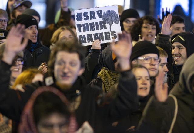 19 February 2026, Hesse, Frankfurt/Main: Demonstrators march through downtown Frankfurt under the slogan "Anti-Racism Day" on the anniversary of the racist attacks in Hanau. Photo: Boris Roessler/dpa