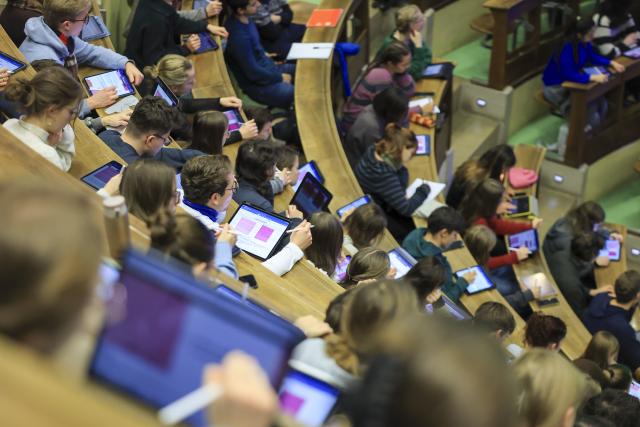 FILED - 21 November 2025, Saxony, Leipzig: Students of human medicine sit in a lecture in the anatomy lecture hall at the Faculty of Medicine at Leipzig University. Photo: Jan Woitas/dpa