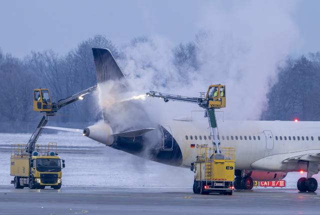 FILED - 12 January 2026, Bavaria, Munich: A Lufthansa aircraft is de-iced on a pad at Munich Airport. Photo: Peter Kneffel/dpa