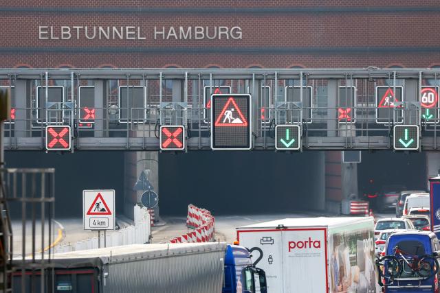 20 February 2026, Hamburg: Traffic on the A7 highway heading south can be seen jammed and at times backed up before the Elbe tunnel. Drivers in the Hamburg area must be prepared for a particularly difficult weekend. Due to a warning strike at the Elbe Tunnel operations center from Friday morning and a full closure of the A7 beginning in the evening, the police expect considerable traffic disruptions until Tuesday morning. Photo: Bodo Marks/dpa
