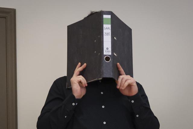 20 February 2026, Hamburg: A defendant stands in the courtroom in the criminal justice building at the start of a trial day. The 29-year-old defendant and at least four other accomplices are alleged to have taken a man hostage in Hamburg-Billstedt for over a week and severely abused him. A good eight months after the crime, the district court intends to hand down a verdict on Friday. Photo: Christian Charisius/dpa