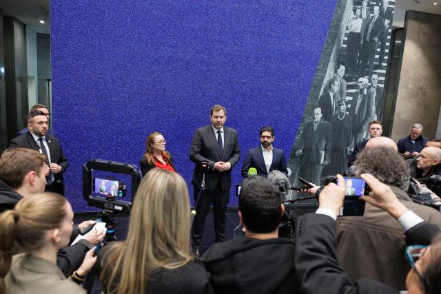 20 February 2026, Hesse, Frankfurt am Main: German Minister of Finance Lars Klingbeil and Minister of Economics for the State of Hesse Kaweh Mansoori (R) speak during a press statement on Frankfurt as a financial center. Photo: Hannes P. Albert/dpa
