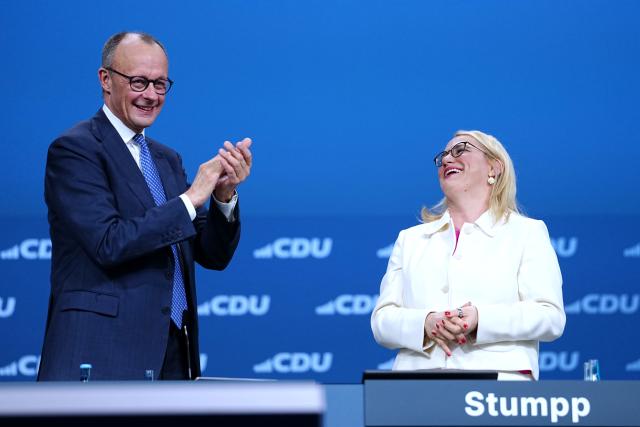 20 February 2026, Baden-Wuerttemberg, Stuttgart: German Chancellor and Christian Democratic Union of Germany (CDU) party leader Friedrich Merz applauds CDU deputy Secretary General Christina Stumpp after her discharge speech at the CDU federal party conference. Photo: Kay Nietfeld/dpa