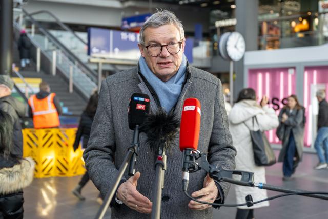 20 February 2026, Berlin: Achim Stauss, press spokesman for Deutsche Bahn DB, speaks at Berlin Central Station about disruptions to escalators at Deutsche Bahn DB stations. Dozens of escalators at Berlin Central Station and Suedkreuz Station have been out of service since Wednesday. Photo: Christophe Gateau/dpa