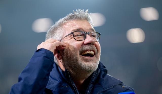 20 February 2026, Rheinland-Pfalz, Mainz: Mainz Coach Urs Fischer pictured prior to the start of the German Bundesliga soccer match between FSV Mainz 05 and Hamburger SV at Mewa Arena. Photo: Torsten Silz/dpa - WICHTIGER HINWEIS: Gemäß den Vorgaben der DFL Deutsche Fußball Liga bzw. des DFB Deutscher Fußball-Bund ist es untersagt, in dem Stadion und/oder vom Spiel angefertigte Fotoaufnahmen in Form von Sequenzbildern und/oder videoähnlichen Fotostrecken zu verwerten bzw. verwerten zu lassen.