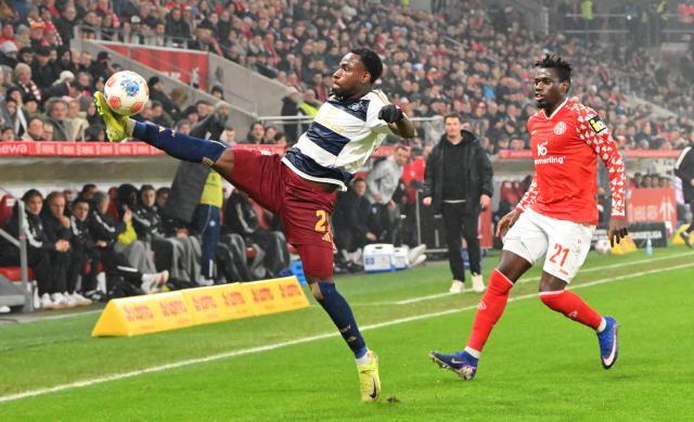20 February 2026, Rheinland-Pfalz, Mainz: Mainz's Danny da Costa (R) and Hamburger's Philip Otele battle for the ball during the German Bundesliga soccer match between FSV Mainz 05 and Hamburger SV at Mewa Arena. Photo: Torsten Silz/dpa - WICHTIGER HINWEIS: Gemäß den Vorgaben der DFL Deutsche Fußball Liga bzw. des DFB Deutscher Fußball-Bund ist es untersagt, in dem Stadion und/oder vom Spiel angefertigte Fotoaufnahmen in Form von Sequenzbildern und/oder videoähnlichen Fotostrecken zu verwerten bzw. verwerten zu lassen.
