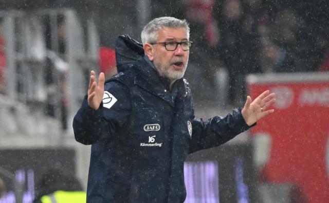 20 February 2026, Rheinland-Pfalz, Mainz: Mainz Coach Urs Fischer gestures during the German Bundesliga soccer match between FSV Mainz 05 and Hamburger SV at Mewa Arena. Photo: Torsten Silz/dpa - WICHTIGER HINWEIS: Gemäß den Vorgaben der DFL Deutsche Fußball Liga bzw. des DFB Deutscher Fußball-Bund ist es untersagt, in dem Stadion und/oder vom Spiel angefertigte Fotoaufnahmen in Form von Sequenzbildern und/oder videoähnlichen Fotostrecken zu verwerten bzw. verwerten zu lassen.