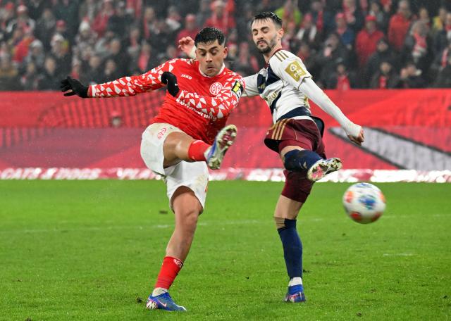 20 February 2026, Rheinland-Pfalz, Mainz: Mainz's Nadiem Amiri (L) scores his side's first goal during the German Bundesliga soccer match between FSV Mainz 05 and Hamburger SV at Mewa Arena. Photo: Torsten Silz/dpa - WICHTIGER HINWEIS: Gemäß den Vorgaben der DFL Deutsche Fußball Liga bzw. des DFB Deutscher Fußball-Bund ist es untersagt, in dem Stadion und/oder vom Spiel angefertigte Fotoaufnahmen in Form von Sequenzbildern und/oder videoähnlichen Fotostrecken zu verwerten bzw. verwerten zu lassen.